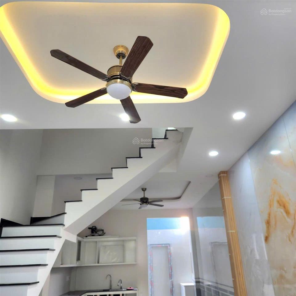 Bán nhà mới xây, p. long trường, đường trước nhà 7m, ô tô đậu trong nhà