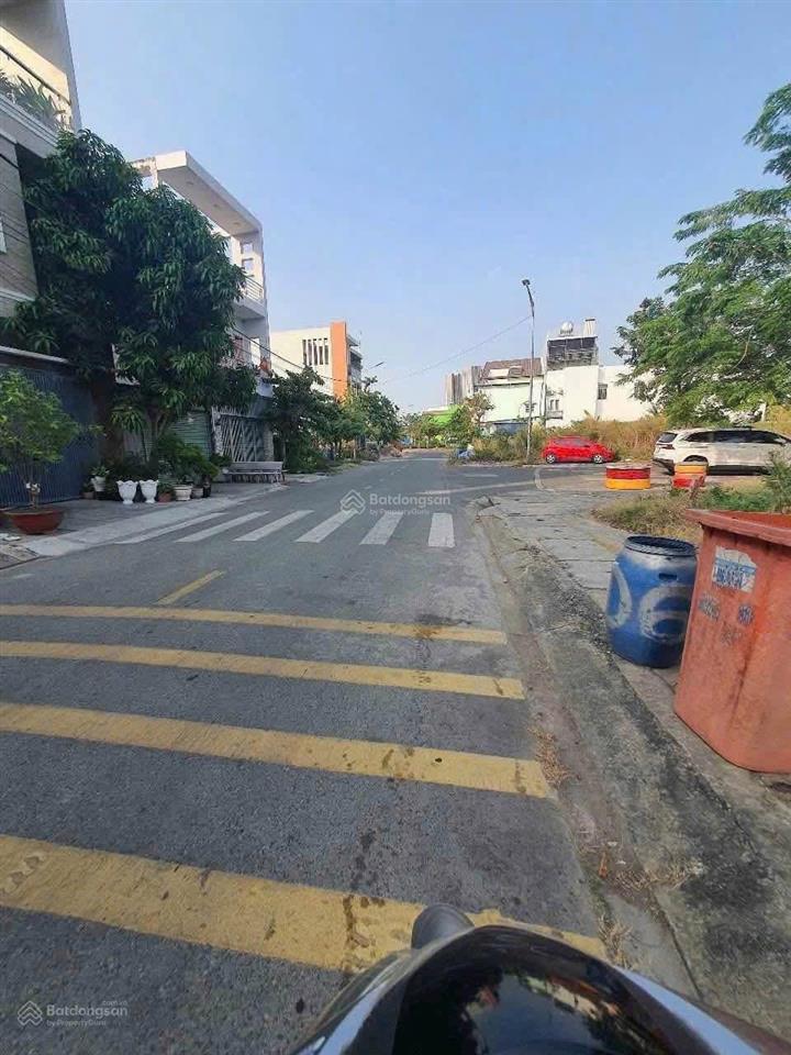 Chị khách cần tiền cần bán gấp 2 lô đất