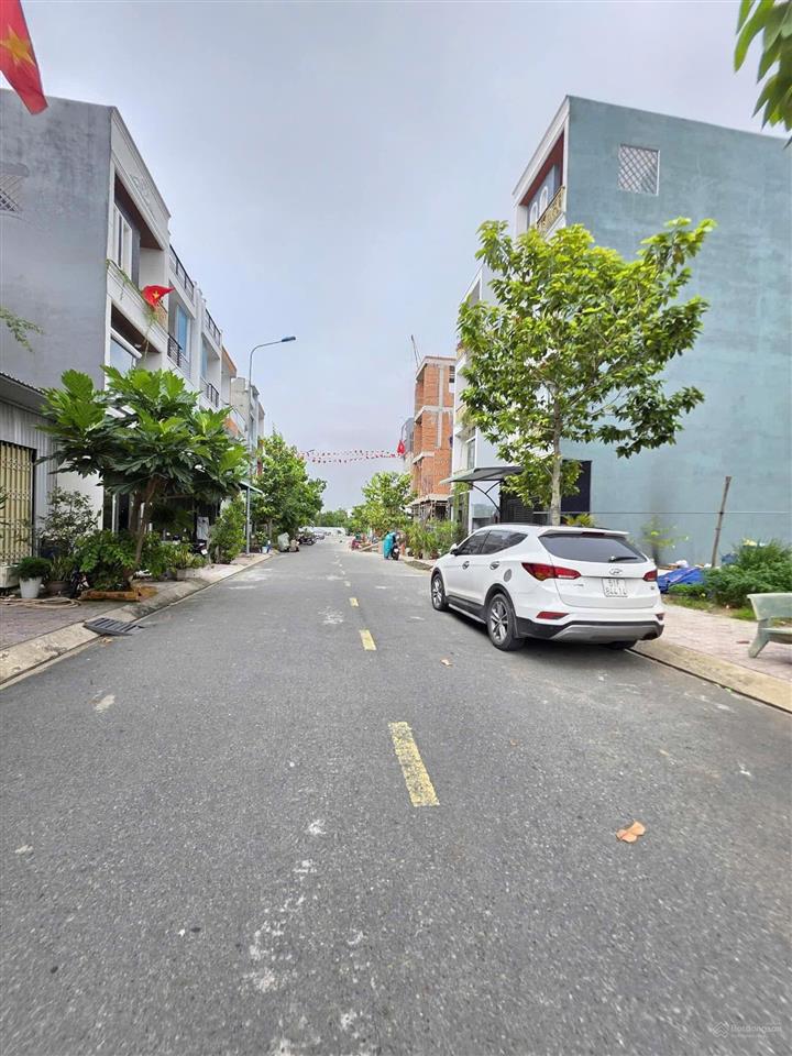 Chị khách cần tiền cần bán gấp 2 lô đất