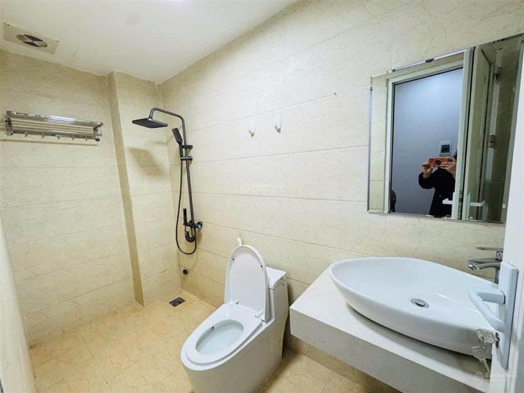 Trung tâm quận cầu giấy 36m2 x 6 tầng, ô tô đỗ nhà, cách 2 nhà ra phố, kinh doanh sầm uất