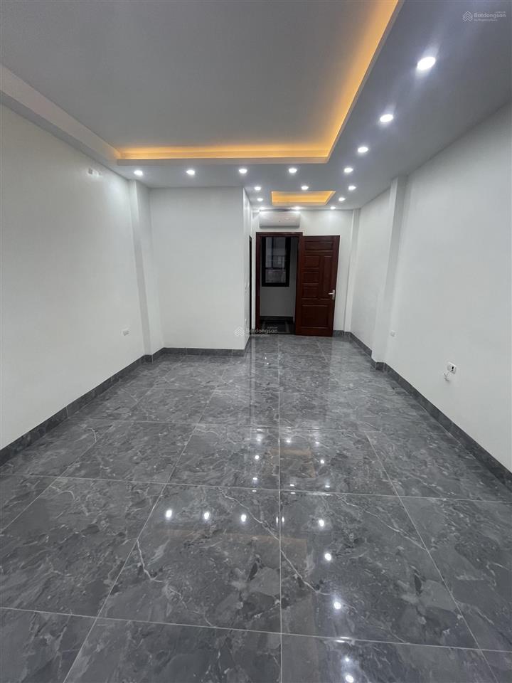 Hoàng quốc việt 38m2 x 6tầng, thang máy  phân lô, ôtô chạy vòng quanh, nhà 2 mặt thoáng, giá 15tỷ