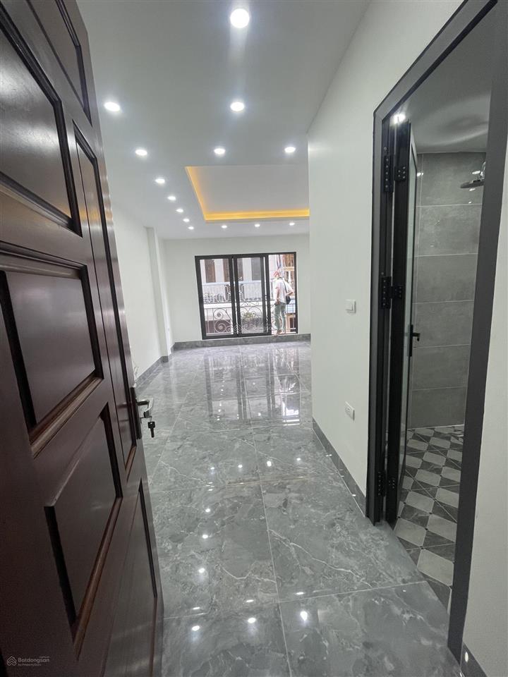 Hoàng quốc việt 38m2 x 6tầng, thang máy  phân lô, ôtô chạy vòng quanh, nhà 2 mặt thoáng, giá 15tỷ