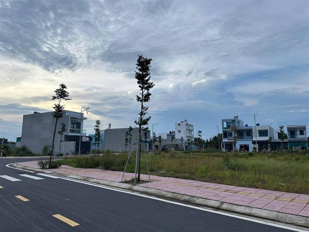 Đất long thành gần sân bay cách 5km  sổ hồng riêng  100m2  full thổ cư  giá chỉ 10 triệu/m2