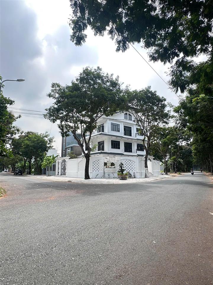 Nhà phố 3 lầu góc 3 mặt tiền view công viên, khu dân cư liên phường global city, trong vành đai 2