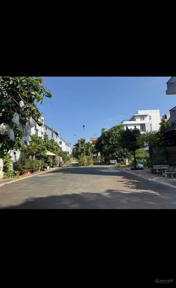 Nhà phố 3 lầu góc 3 mặt tiền view công viên, khu dân cư liên phường global city, trong vành đai 2