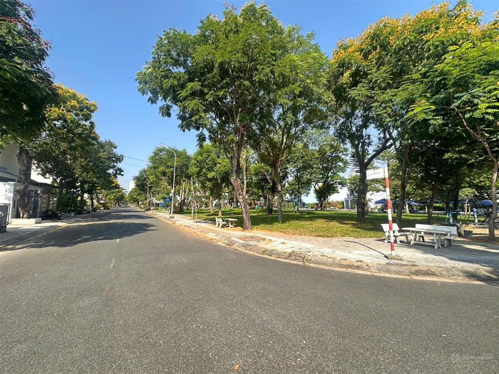 Nhà phố 3 lầu góc 3 mặt tiền view công viên, khu dân cư liên phường global city, trong vành đai 2