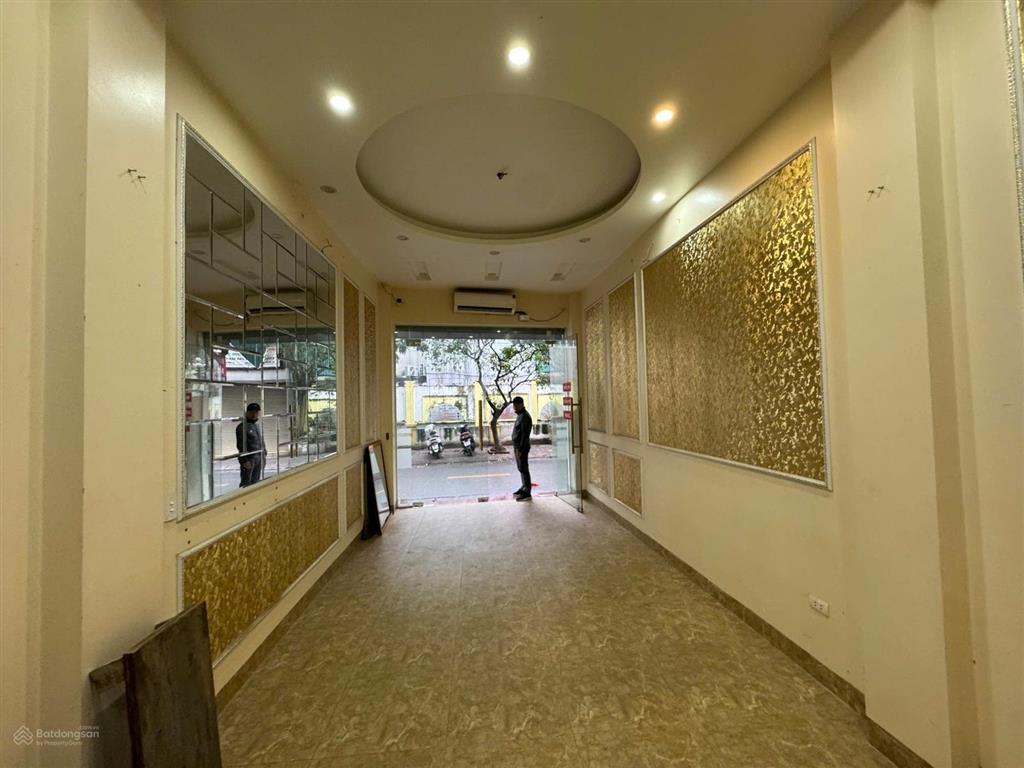 Cho thuê nhà 5 tầng mặt phố chùa quỳnh, hbt (có thang máy)
