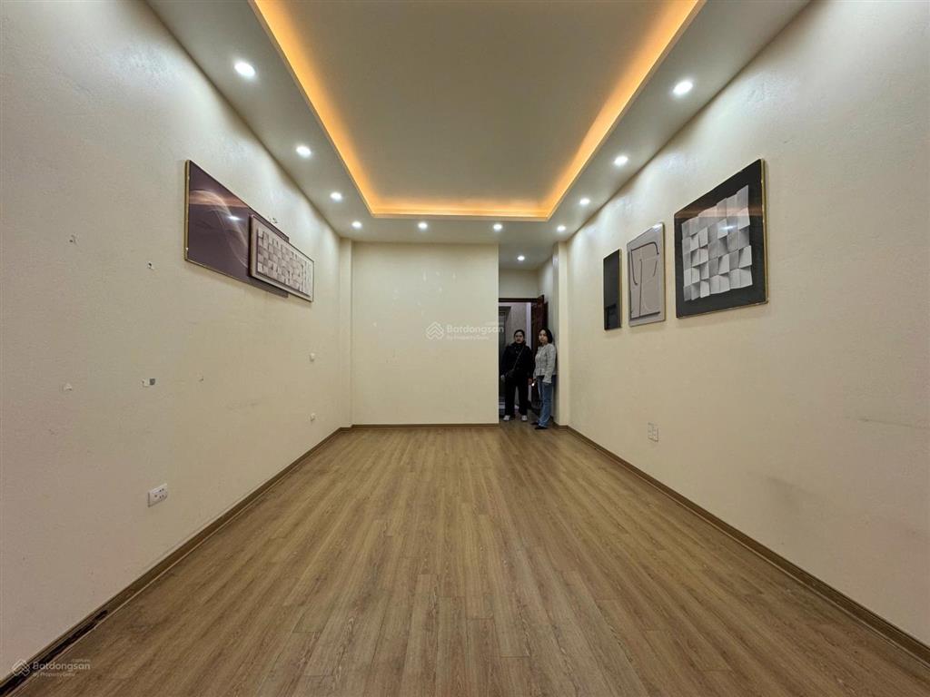 Cho thuê nhà 5 tầng mặt phố chùa quỳnh, hbt (có thang máy)
