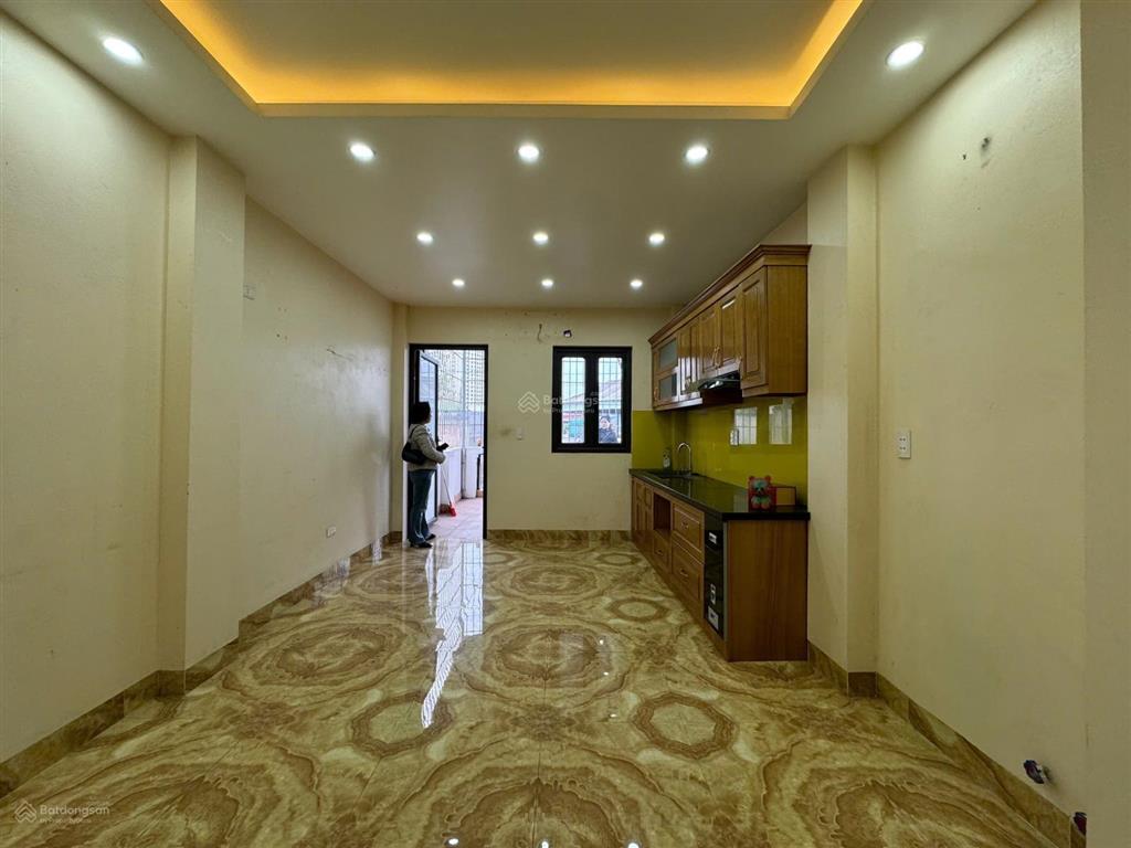 Cho thuê nhà 5 tầng mặt phố chùa quỳnh, hbt (có thang máy)