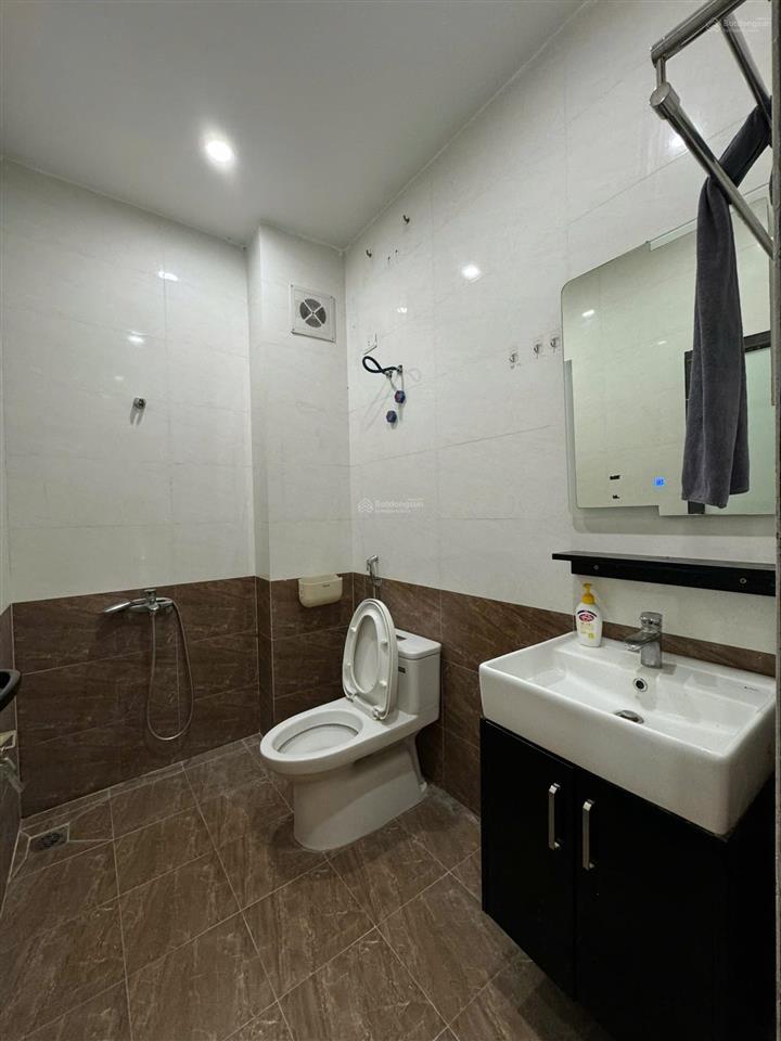 Cho thuê nhà 5 tầng mặt phố chùa quỳnh, hbt (có thang máy)