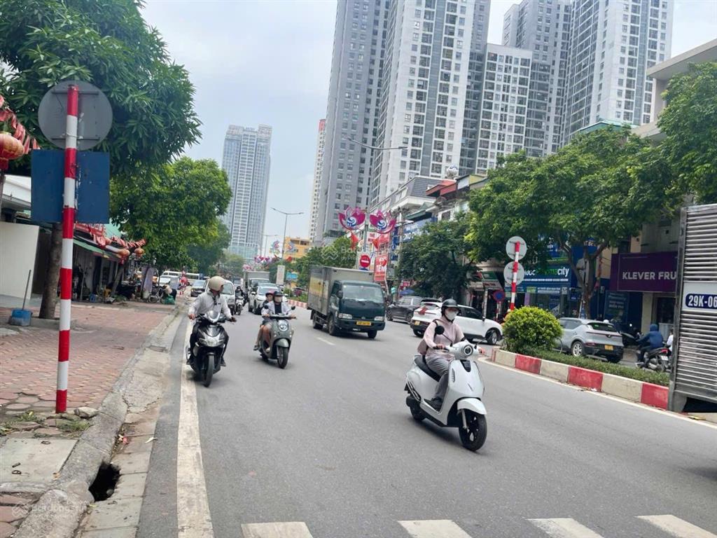 Nhà phân lô vạn phúc, hà đông. 65m2. 5 tầng, giá 13,5 tỷ. ô tô tránh nhau, vỉa hè. kinh doanh