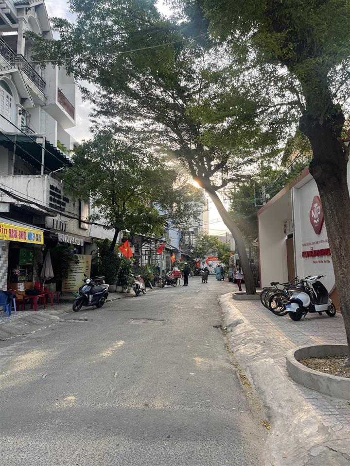 Nhà đẹp 3 tầng, 110m2 ngang 5.2m, sát mặt tiền quang trung, nội thất cao cấp, 8.5 tỷ