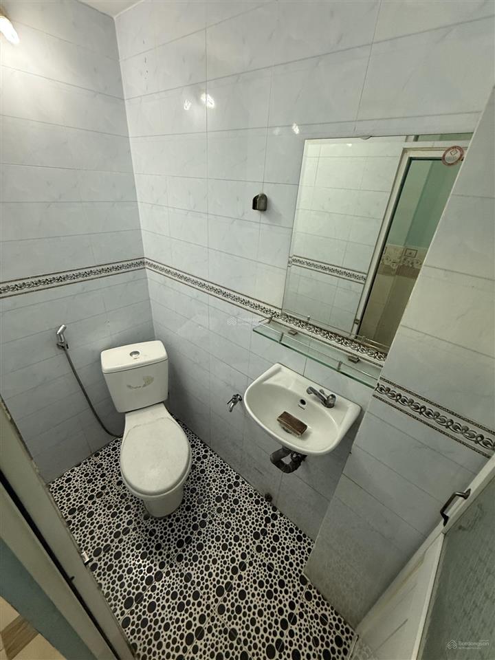 Bán nhà mặt tiền xóm chiếu quận 4