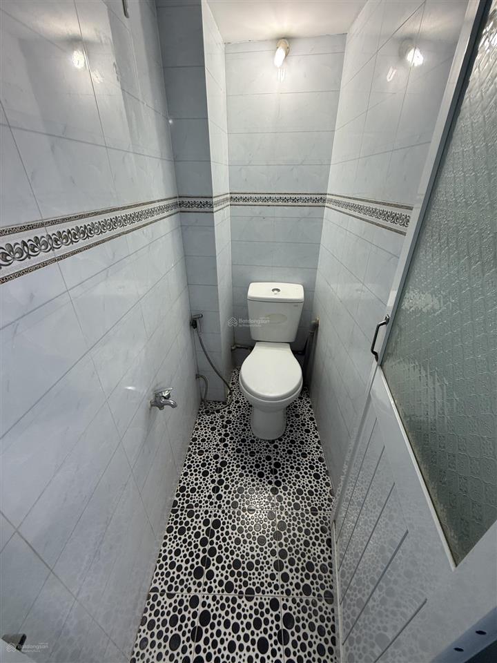 Bán nhà mặt tiền xóm chiếu quận 4