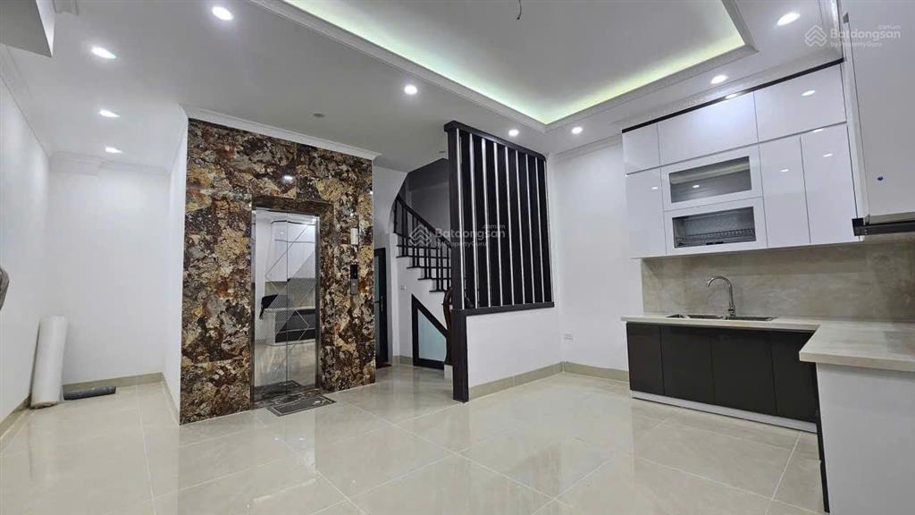 Cực phẩm mai dịch, 6 tầng thang máy, ô tô đỗ cửa, 64m2 mt 5m hơn 28 tỷ