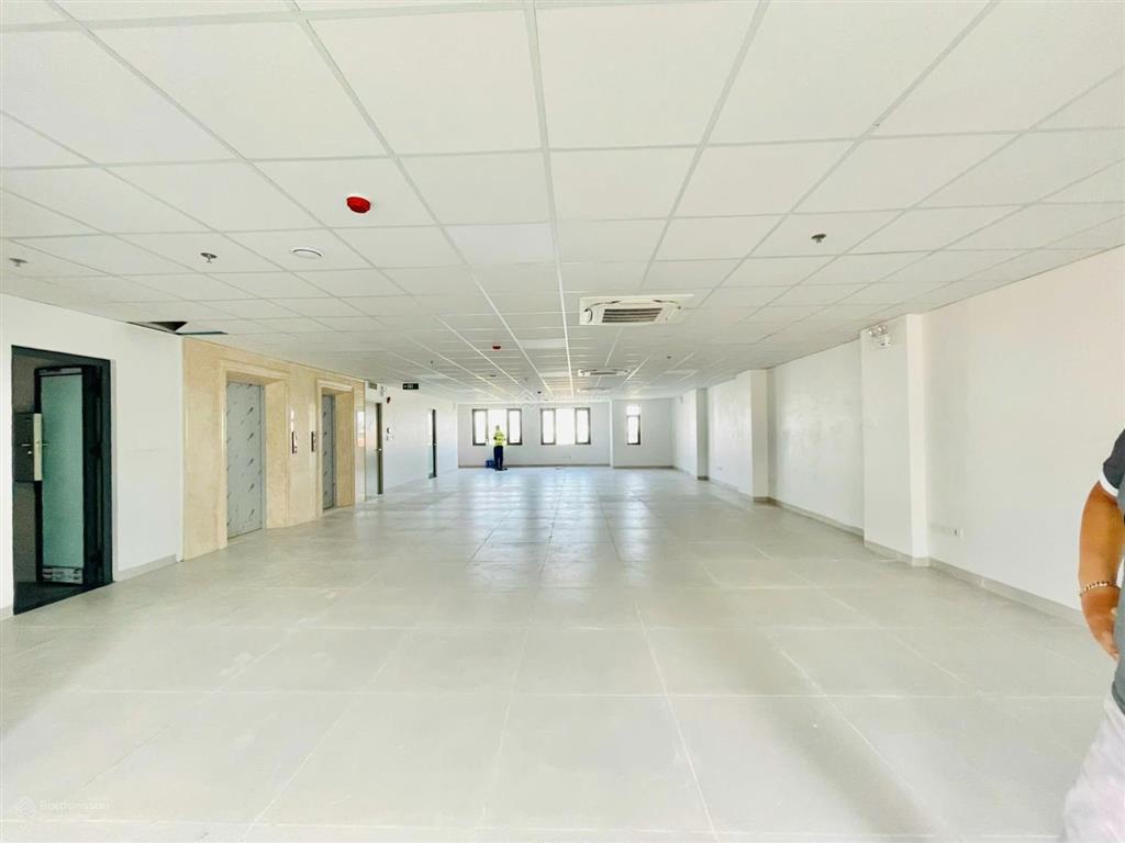 Cho thuê sàn văn phòng 150m2 tại hoàng cầu