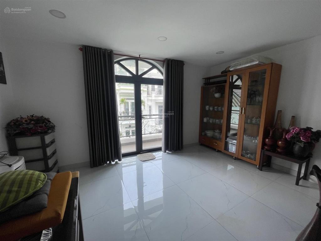 Ô tô đỗ cửa 4 tầng btct ngang lớn 6.1m x 22m. đối diện vincom phan văn trị gò vấp