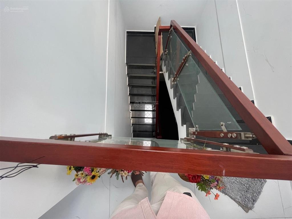 Ô tô đỗ cửa 4 tầng btct ngang lớn 6.1m x 22m. đối diện vincom phan văn trị gò vấp
