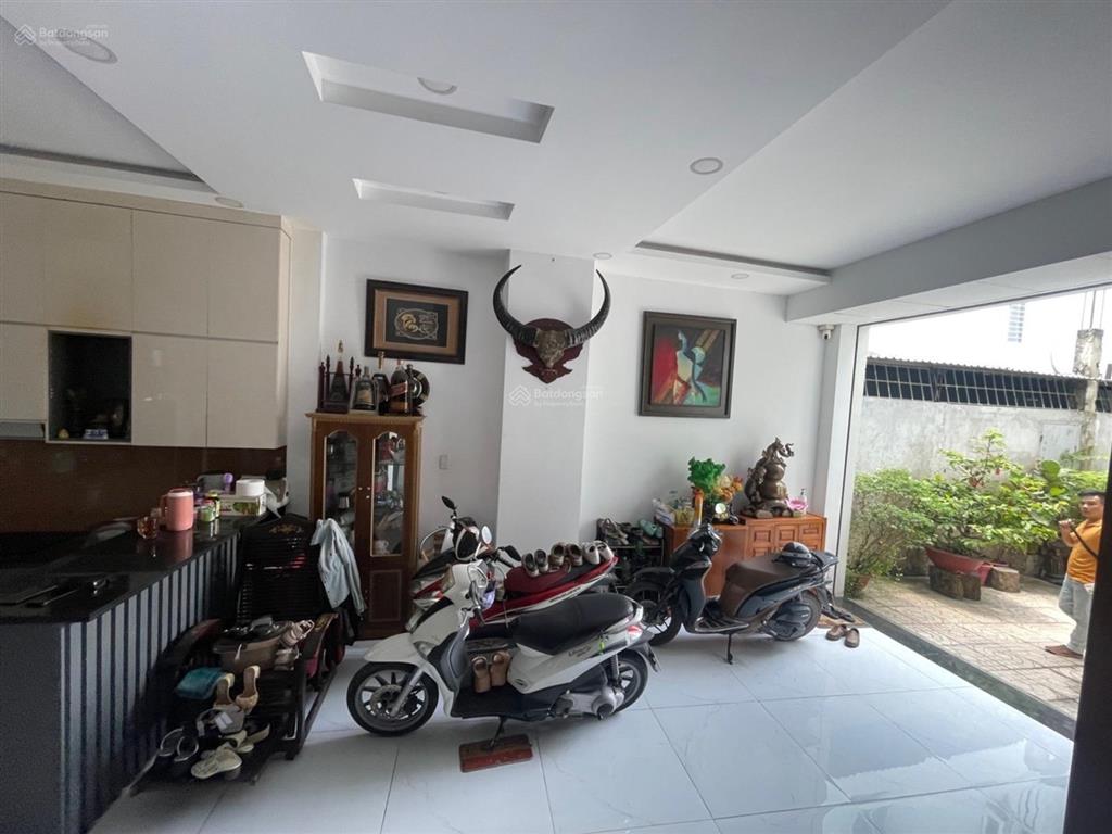 Ô tô đỗ cửa 4 tầng btct ngang lớn 6.1m x 22m. đối diện vincom phan văn trị gò vấp