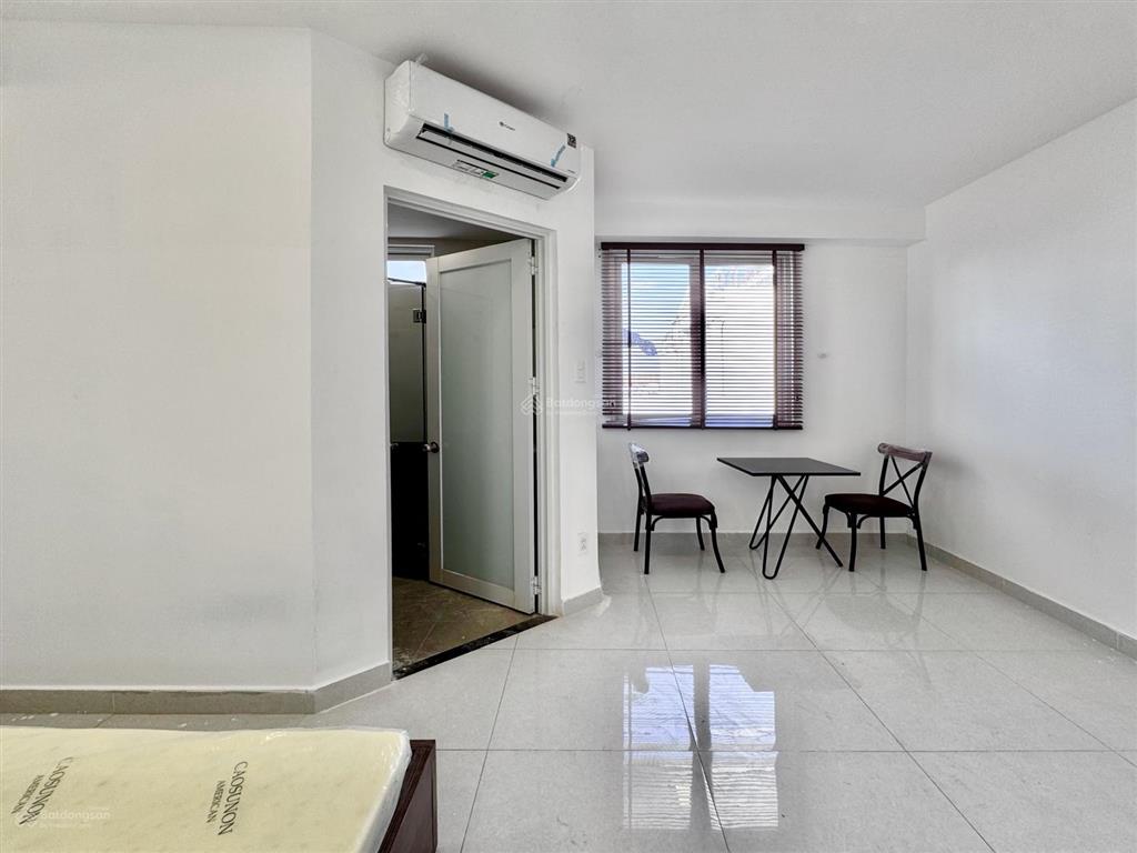 Studio thang máy có sân thượng rộng rãi