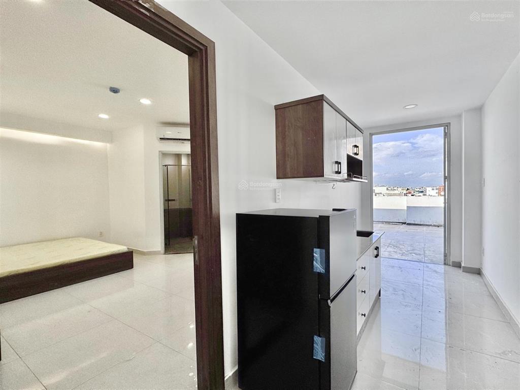 Studio thang máy có sân thượng rộng rãi
