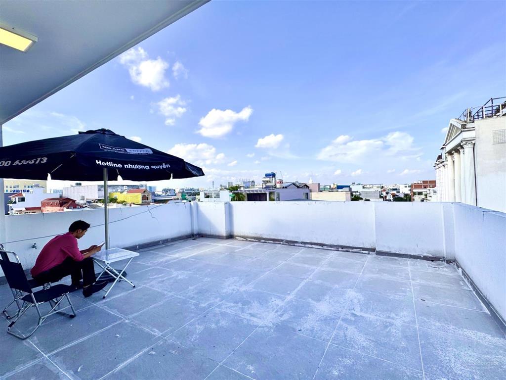 Studio thang máy có sân thượng rộng rãi
