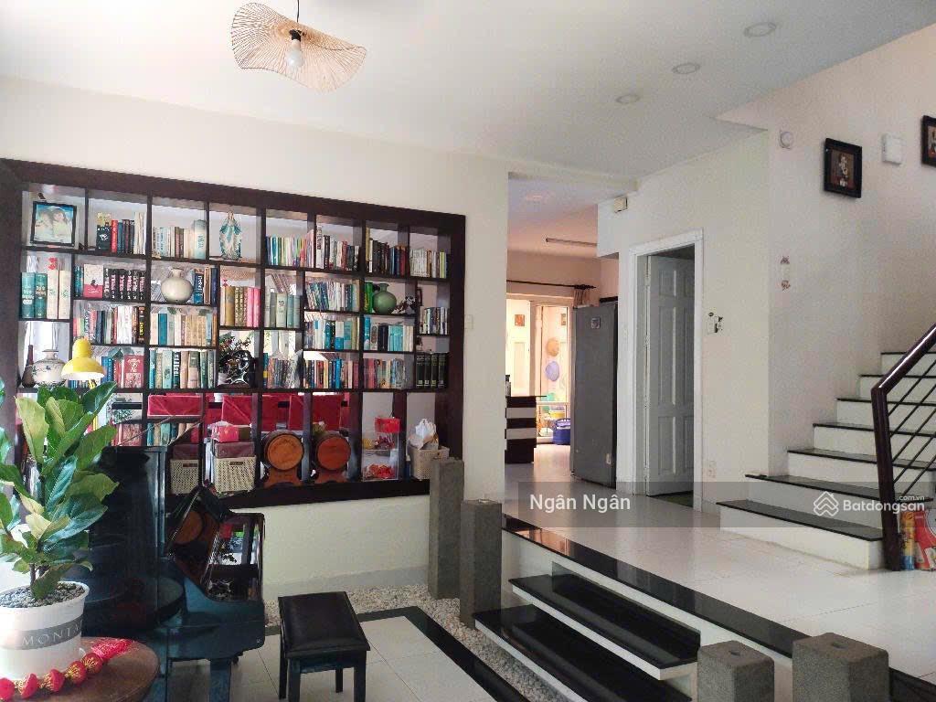 Bán nhà (10x19m) 190m2 gần bệnh viện, nằm ngay chợ bờ ngựa, đang cho thuê 25 triệu giá 2.500 triệu