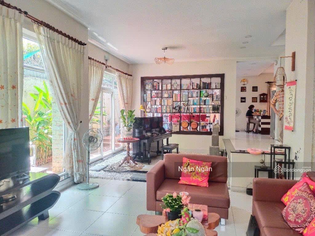 Bán nhà (10x19m) 190m2 gần bệnh viện, nằm ngay chợ bờ ngựa, đang cho thuê 25 triệu giá 2.500 triệu