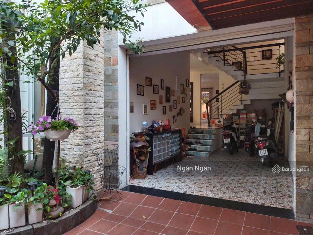 Bán nhà (10x19m) 190m2 gần bệnh viện, nằm ngay chợ bờ ngựa, đang cho thuê 25 triệu giá 2.500 triệu