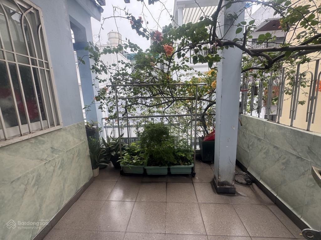 Gấp bán  ngang gần 6m2  3 mặt thoáng  xe hơi tới cửa