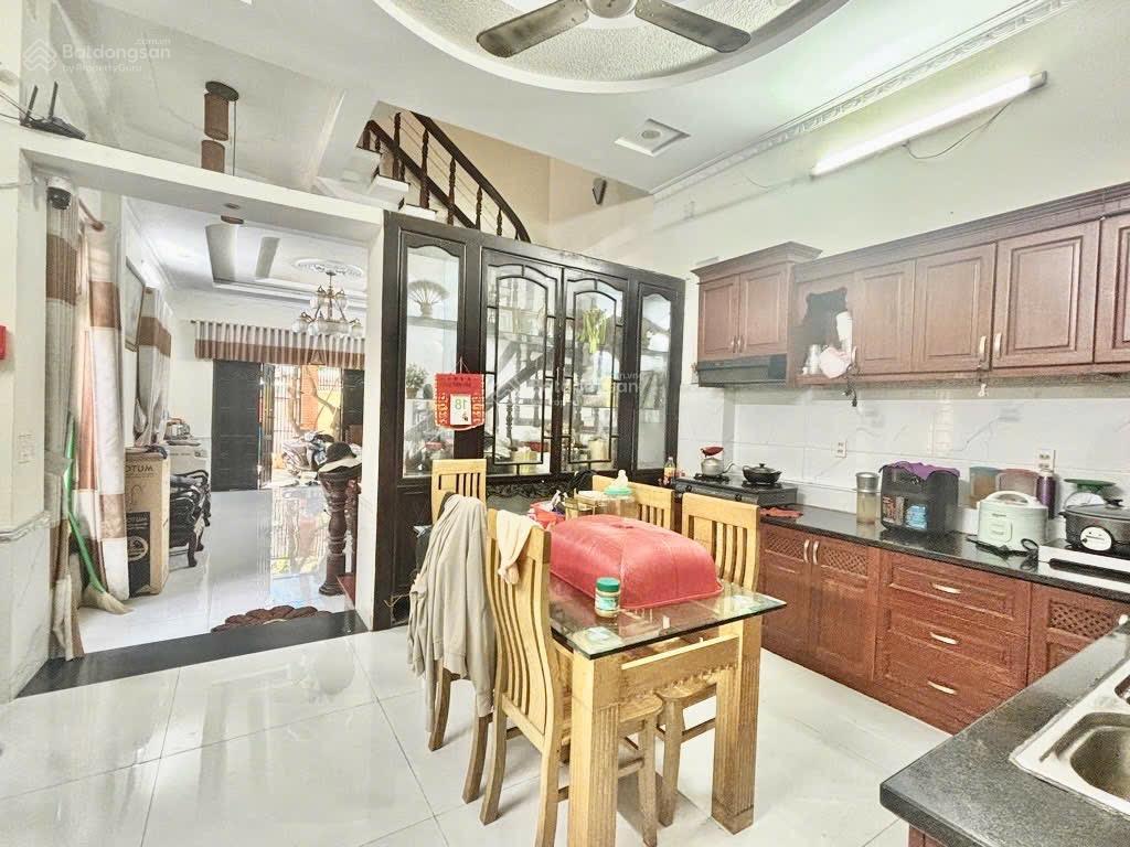 Bán nhà hẻm xe tải  dt 5.5x20m  4 tầng  kèm nội thất cơ bản  ngay thống nhất