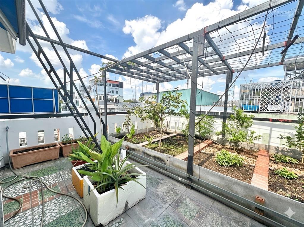 Bán nhà hẻm xe tải  dt 5.5x20m  4 tầng  kèm nội thất cơ bản  ngay thống nhất