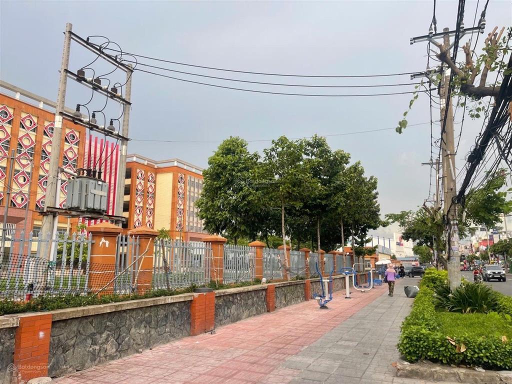 Nhà đẹp 50m 1 trệt 2 lầu sân thượng 4pn hẻm nhựa xe tải thông ô tô ngủ trong nhà  90tr/m2