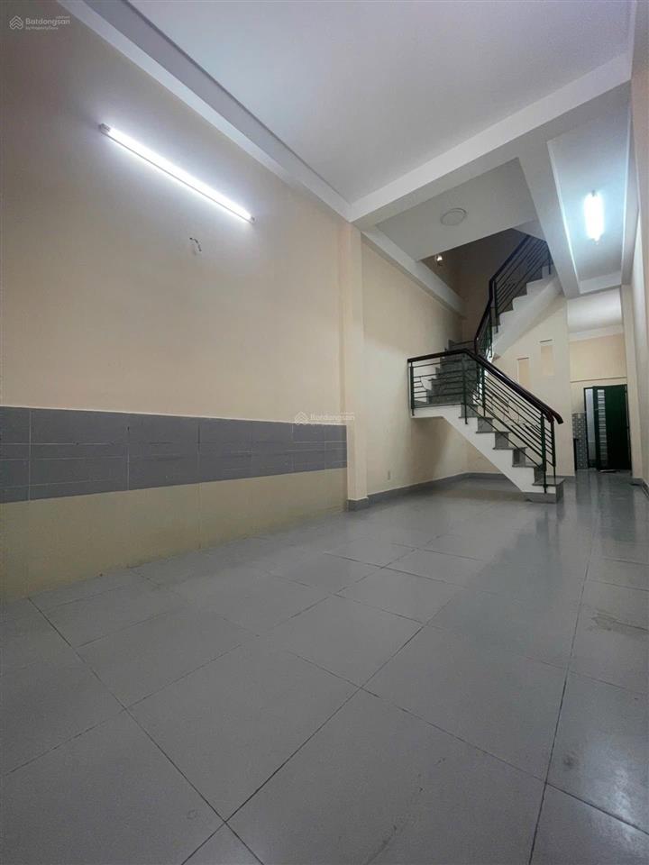 Nhà đẹp 50m 1 trệt 2 lầu sân thượng 4pn hẻm nhựa xe tải thông ô tô ngủ trong nhà  90tr/m2