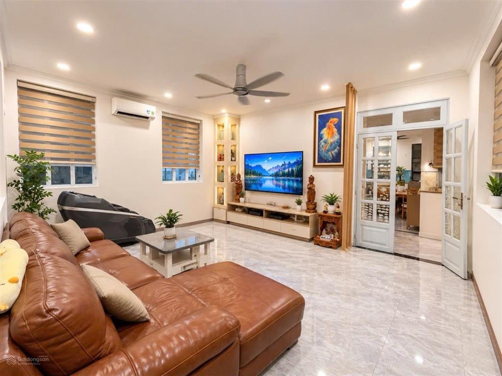Nhà nguyễn văn đậu hxh sát mặt tiền hiếm 3 mặt hẻm mới ở ngay btct full năng lượng mặt trời