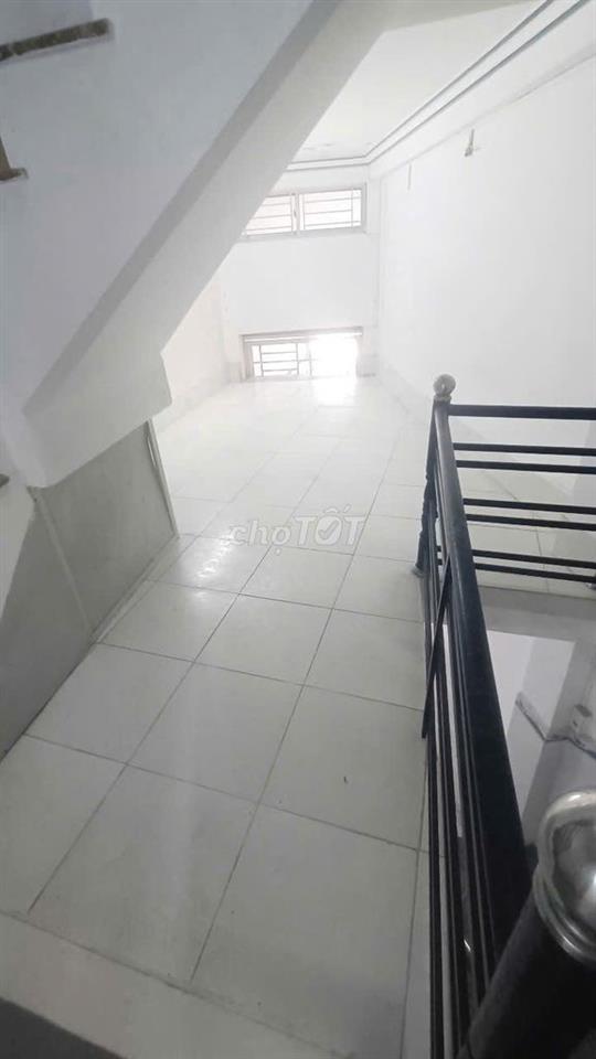 Cho thuê nhà mặt tiền Huỳnh Cương 3PN 3WC giá rẻ
