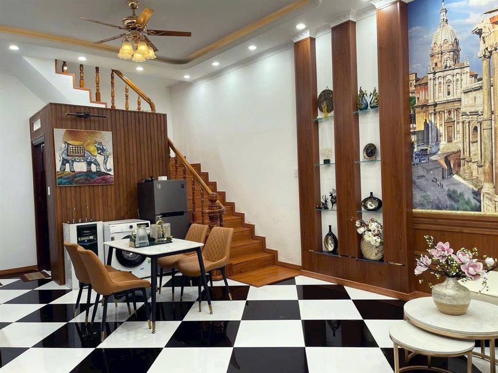 19. Nhà lầu full nội thất sát Vincom Hùng Vương