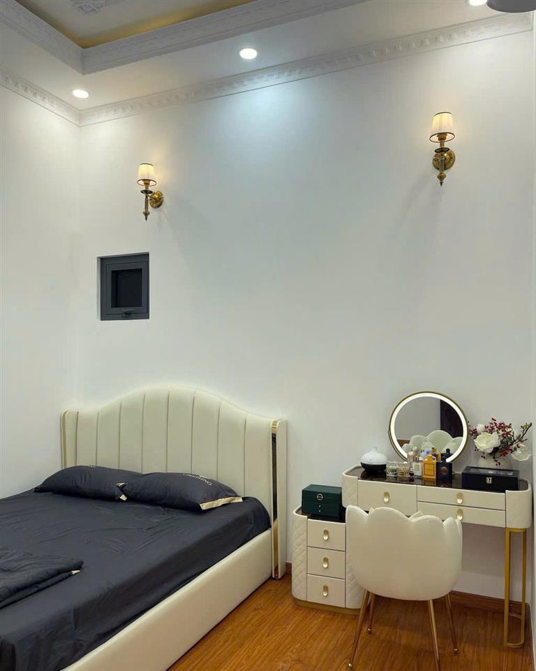 19. Nhà lầu full nội thất sát Vincom Hùng Vương