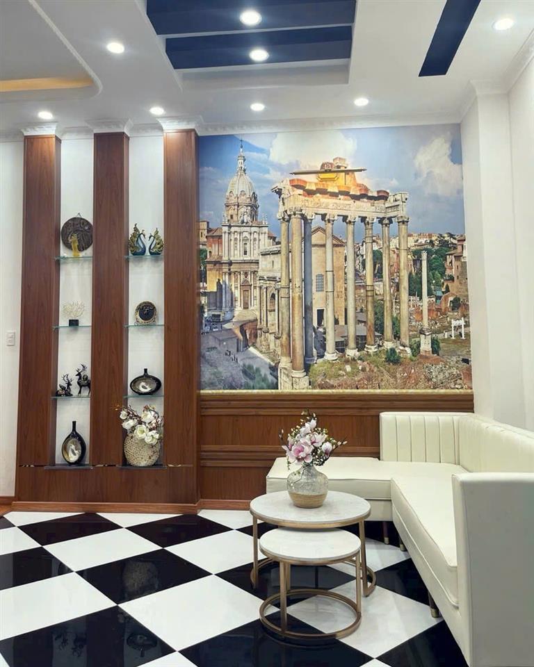 19. Nhà lầu full nội thất sát Vincom Hùng Vương