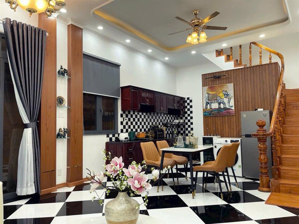 19. Nhà lầu full nội thất sát Vincom Hùng Vương
