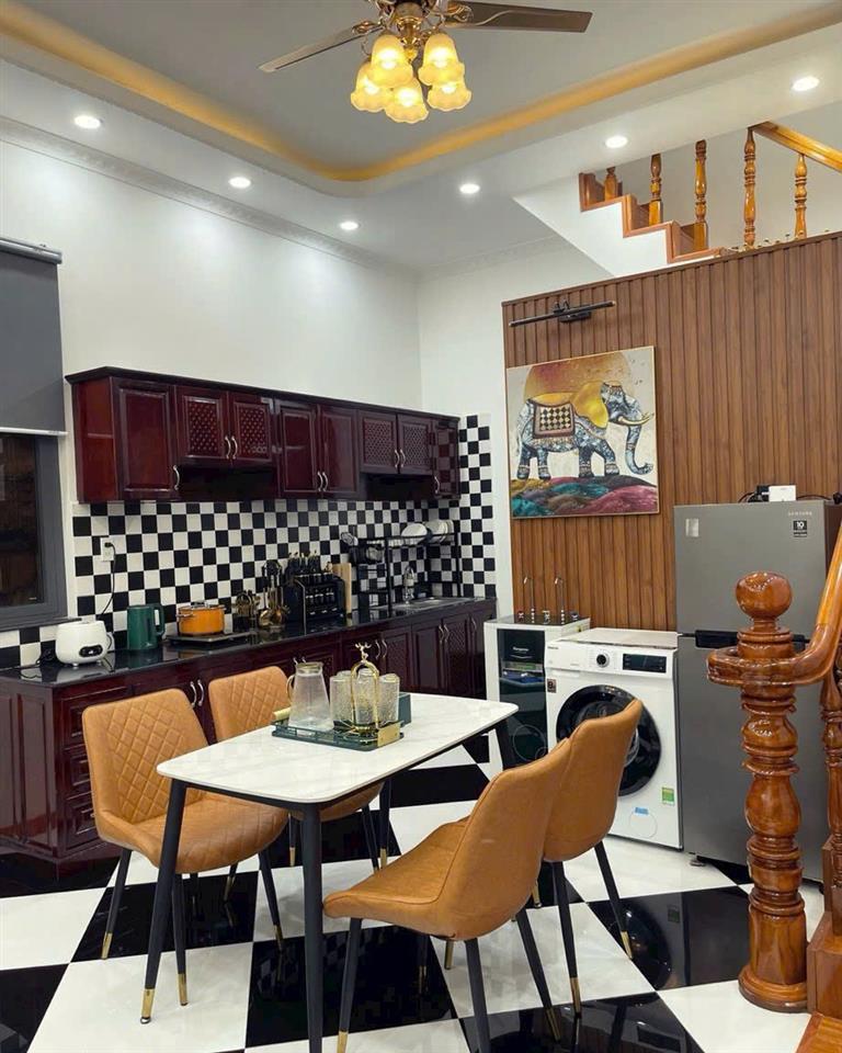19. Nhà lầu full nội thất sát Vincom Hùng Vương