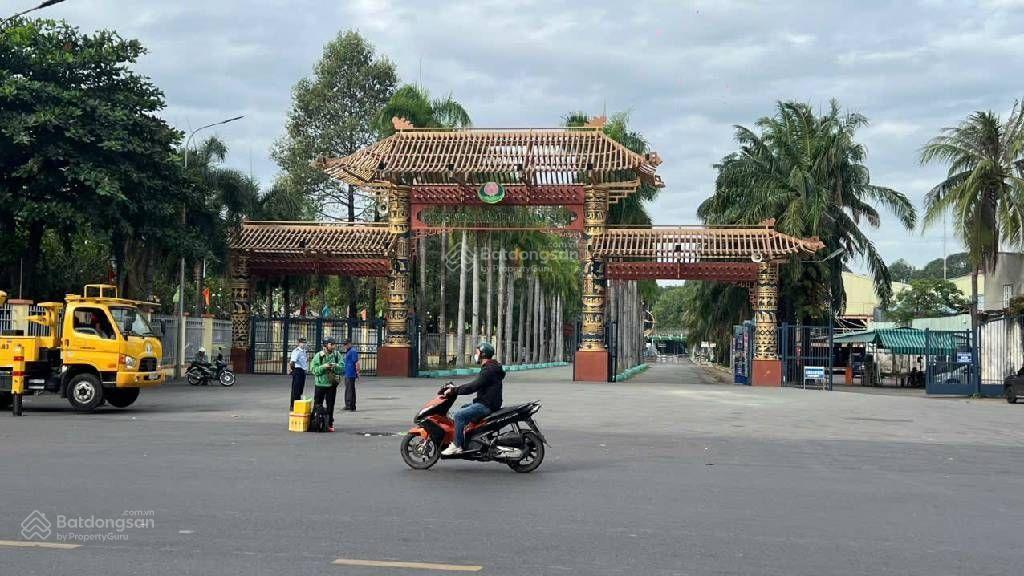 Nhà q11  2 tầng  lạc long quân  gần hẻm xe hơi  sát bên cv đầm sen  hơn 7 tỷ