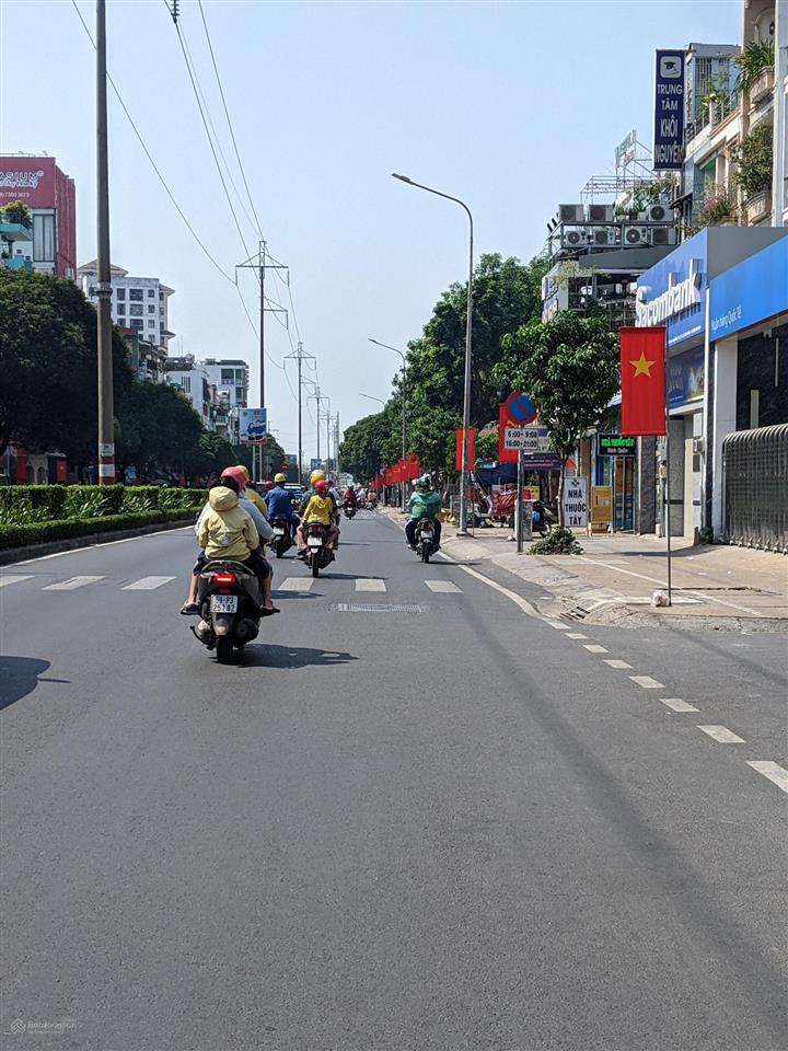 Bán nhà quận 11, ngay tt ẩm thực sài gòn, 3 tầng, 82m2, hẻm ôtô, chỉ 6,x tỷ
