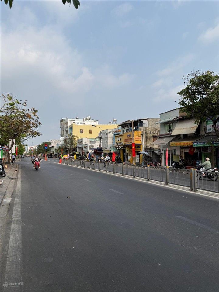 Bán gấp nhà tốt 2 tầng  quận 11  gần 3 tháng 2  cách mặt tiền đường 10m  nhỉnh 6,x tỷ