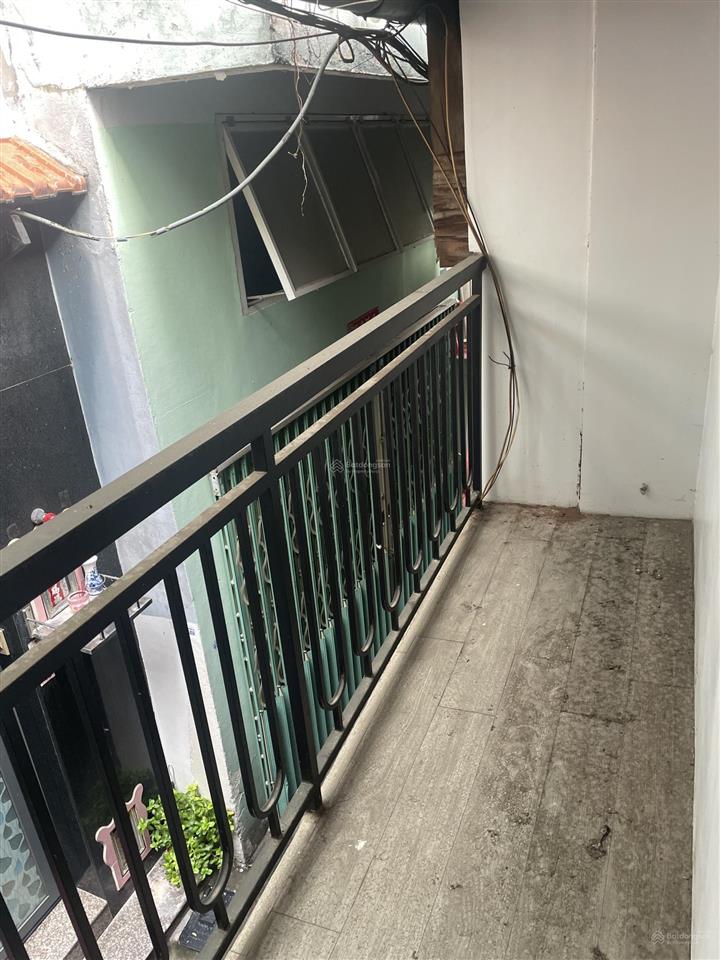 Cho thuê nhà nguyên căn hẻm 63 phó đức chính, trong phố ngân hàng, giá tốt miễn trung gian