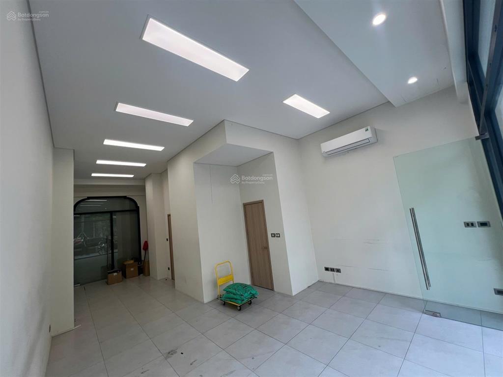 Chính chủ cho thuê tầng 1 giá 11 triệu/th  phù hợp làm văn phòng, showroom, kinh doanh, cửa hàng