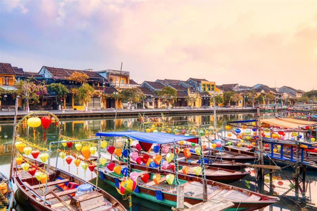 Đất cẩm kim  hội an giá chỉ nhỉnh 1 tỷ  trục chính  sổ sẵn