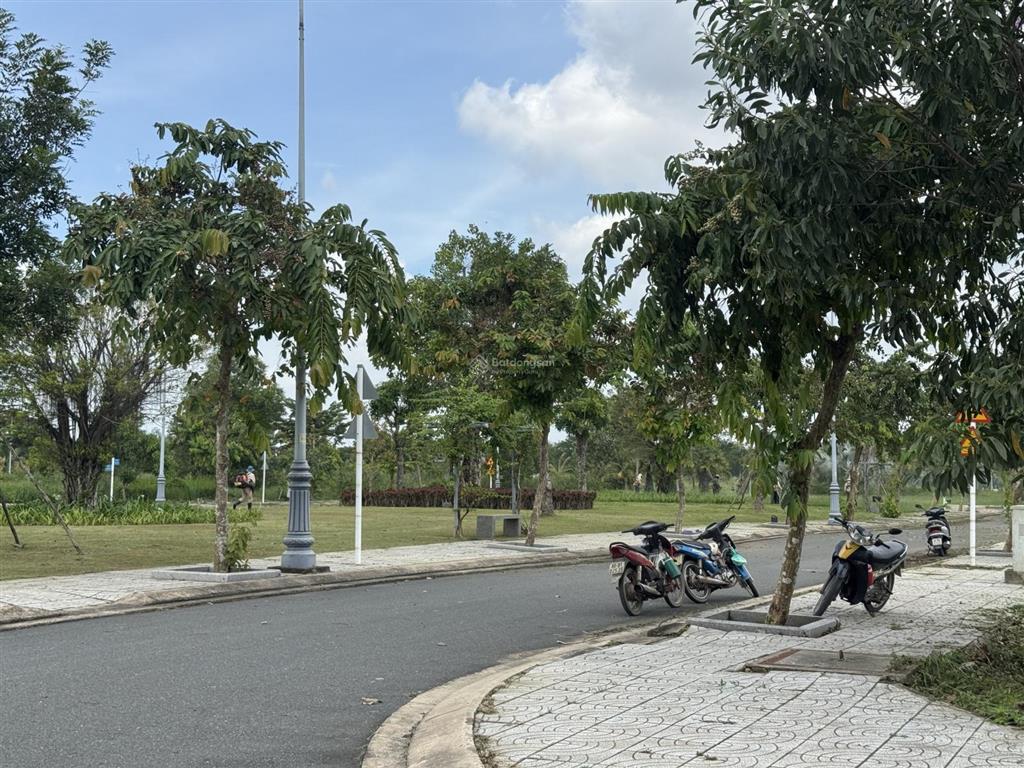Chính chủ gửi bán lô đất 144m2 sổ đỏ sẵn, trung tâm khu phú gia kđt biên hoà new city