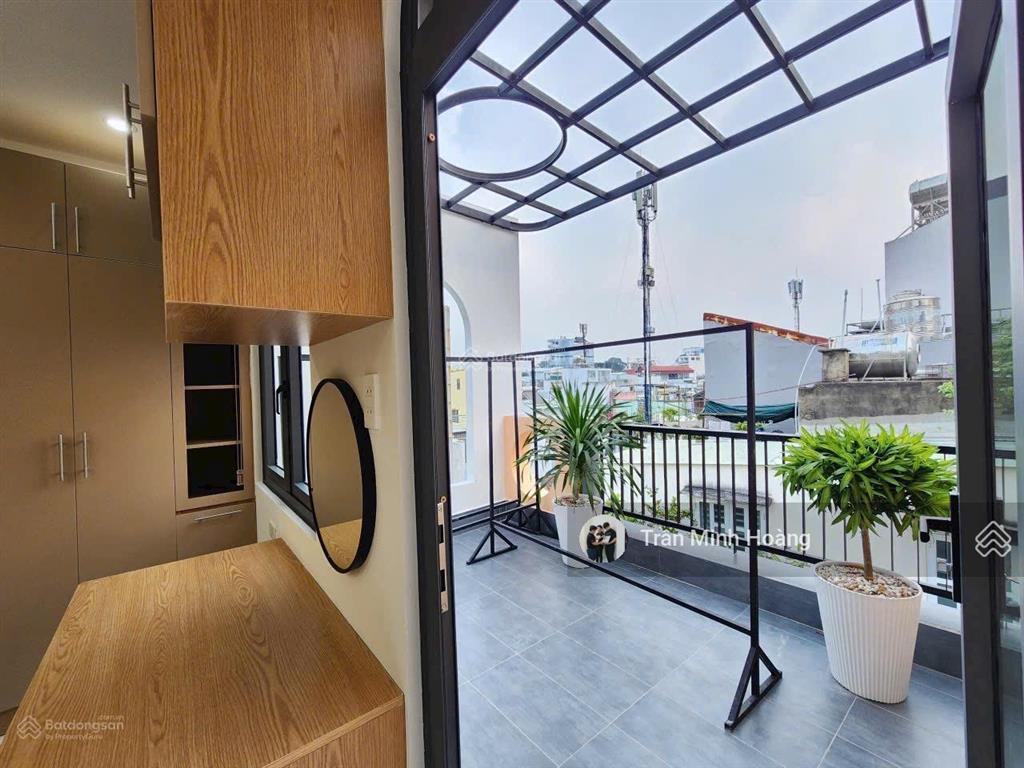 Cho thuê căn hộ full nội thất ban công 40m2 máy giặt riêng gần ngã tư hàng xanh ở đinh bộ lĩnh