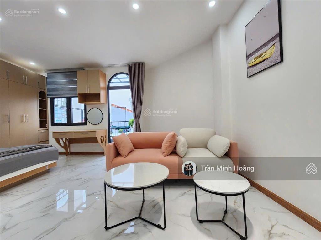 Cho thuê căn hộ full nội thất ban công 40m2 máy giặt riêng gần ngã tư hàng xanh ở đinh bộ lĩnh